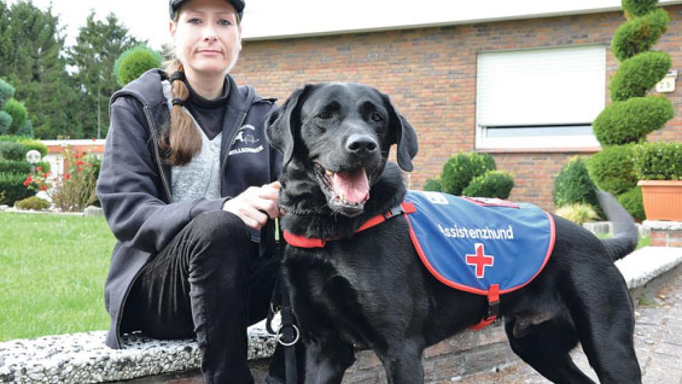 Daniela Busker und ihr Assistenzhund »Duke« sind ein eingespieltes Team.  © Foto: Boelmann