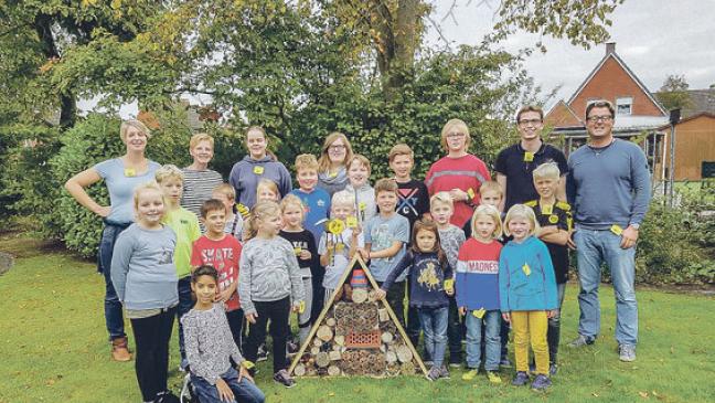 Kinder bauen ein Insektenhotel