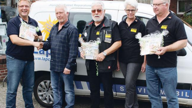 Filmfreunde überreichen Gewinne