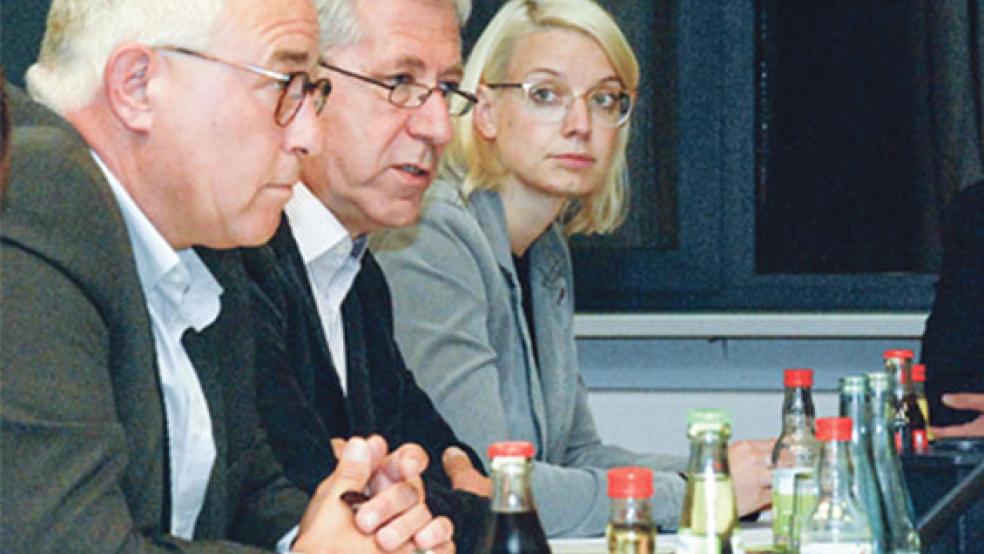 Nicht einig waren sich Bürgermeister Hans-Peter Heikens (links) und der Ausschussvorsitzende Dr. Walter Eberlei (»Jemgum 21«) über die Organisation des Tourismus. Rechts: Insa Bruhns (Bürgermeisterbüro). © 