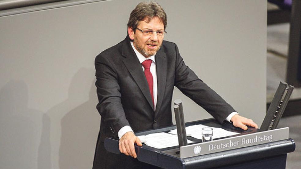 Am Rednerpult: Der SPD-Politiker Markus Paschke aus Riepe vertrat den Wahlkreis Unterems von 2013 bis 2017 im Deutschen Bundestag. Bei der Bundestagswahl vor fast genau zwei Jahren holte Gitta Connemann (CDU) klar das Direktmandat, der Platz von Paschke auf der SPD-Landesliste reichte nicht für den Wiedereinzug ins Parlament in Berlin. © Foto: RZ-Archiv