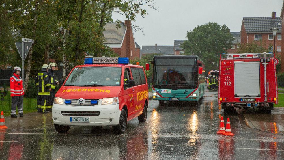 Der betroffene Wohnblock sowie jeweils einer davor und dahinter mussten evakuiert werden. Dazu wurden Busse eingesetzt, die die Menschen ins Pumpwerk in Transvaal bringen sollten.  © Tammen