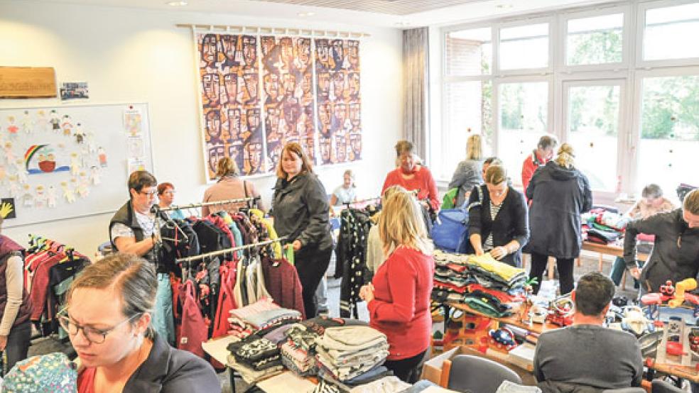 Die »Shoppingmeile Holthusen« war am Samstagvormittag sehr gut besucht. Die Auswahl an Kleidung und Spielzeug war groß.  © Fotos: Boelmann