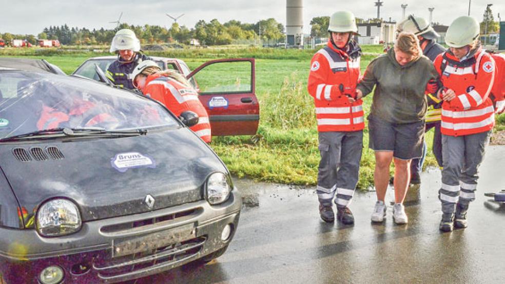 Bei der Großübung in Nüttermoor kamen mehr als 120 Einsatzkräfte zum Einsatz. Auf dem Parkplatz mussten zum Beispiel acht Menschen aus ihren Fahrzeugen geborgen und medizinisch versorgt werden. © Fotos: Ammermann