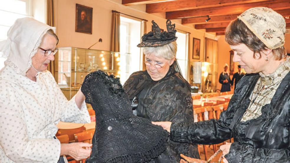 Die Kleider für die Modenschau wurden bei der Probe ausgiebig begutachtet. © Foto: Boelmann