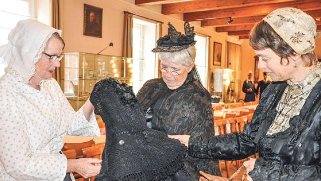 Proben für historische Modenschau in Weener