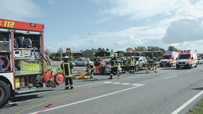Feuerwehr befreit eingeklemmten Fahrer