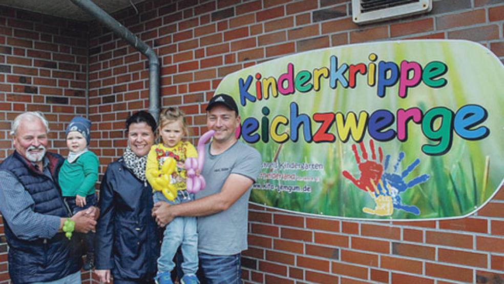 Der 16 Monate alte Jonathan, auf dem Arm bei »Opa« und Vereins-Geschäftsführer Hans-Joachim Behrends, nahm mit seinen Eltern Josefine und Jens Liebel und Schwesterchen Susanne schon mal seine künftige »Kinderkrippe« in Augenschein. © 