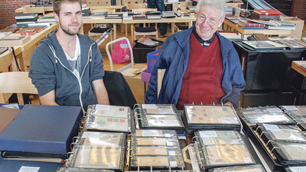 Der jüngste Sammler in Jemgum, Tobias Otte (links), hat das Briefmarkensammeln von seinem Opa Paul Riechmann aus Jever »geerbt«.  © Foto: Kuper