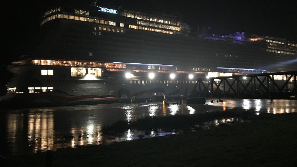 Gegen 2.30 Uhr wurde die Friesenbrücke in Weener passiert. © Foto: Gonzalez-Tepper