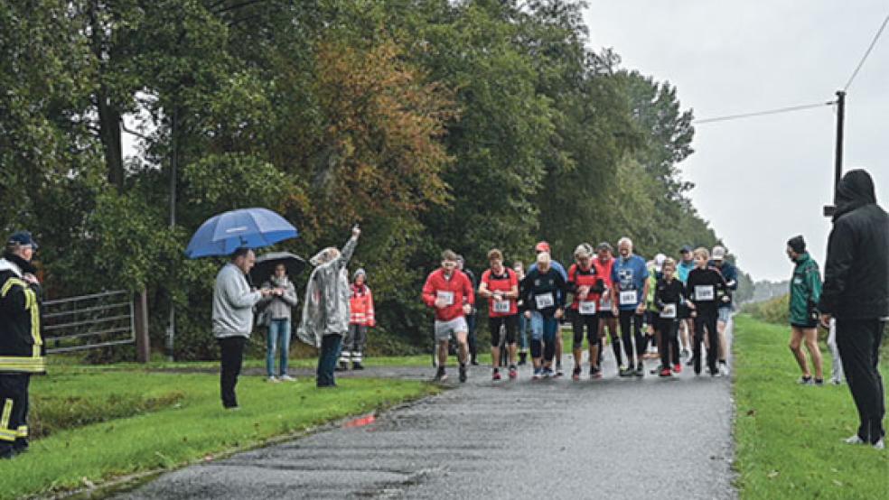 Lediglich 18 Sportler fanden sich bei zugegebenermaßen schlechtem Wetter beim SV Wymeer-Boen für den Volkslauf ein. © Foto: Bruins