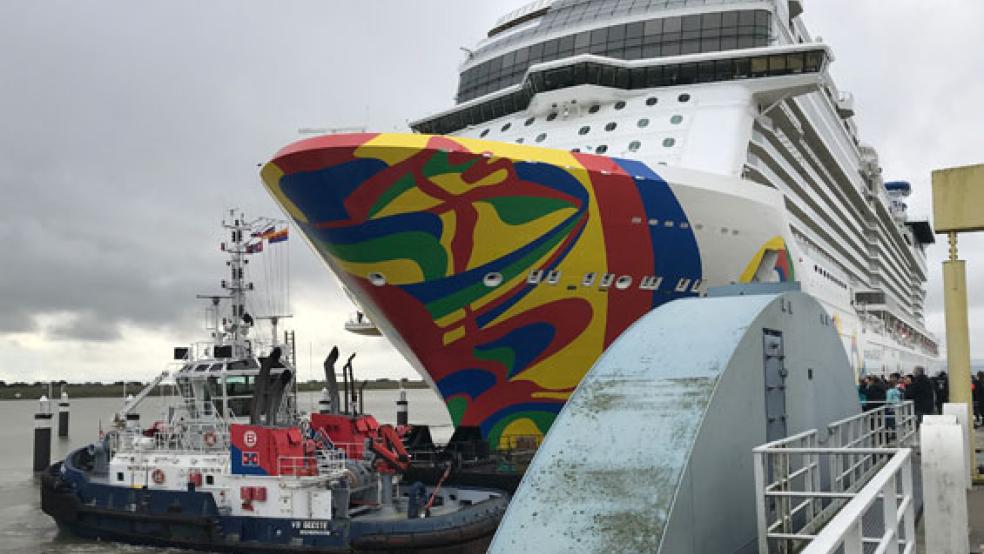 Die »Norwegian Encore« bei der Passage des Emssperrwerks heute Nachmittag. © Foto: Stolz (NLWKN)
