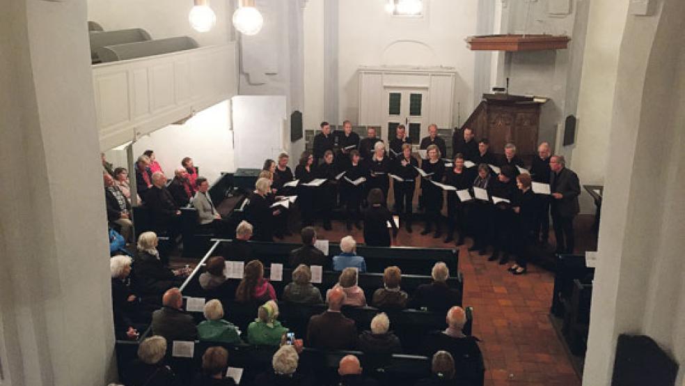 Rund 150 Zuhörer verfolgten in der Stapelmoorer Kirche den Auftritt des Demantius-Chores aus Oldenburg. © Foto: Kuper