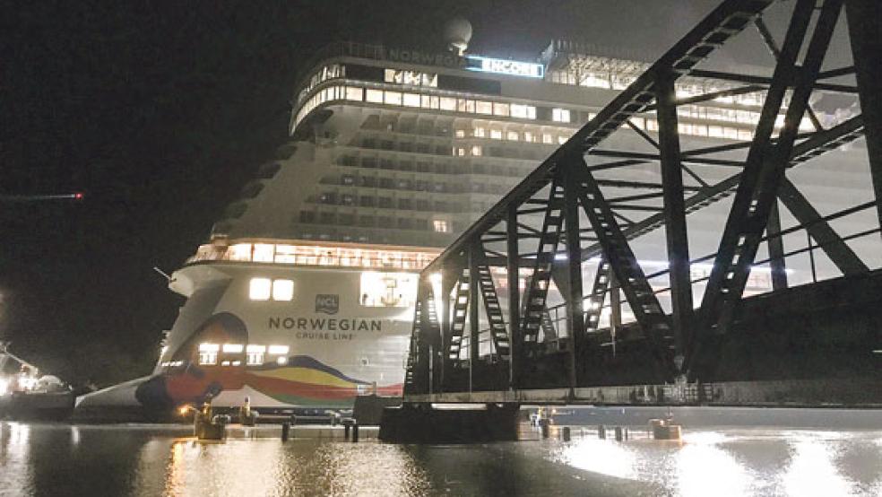 Die Friesenbrücke in Weener wurde gegen 2.30 Uhr erreicht - und damit rund eine Stunde früher als erwartet. Seit der Schiffskollision im Dezember 2015 muss für die Durchfahrt kein Brückenelement mehr ausgehängt werden. © Foto: Gonzalez-Tepper