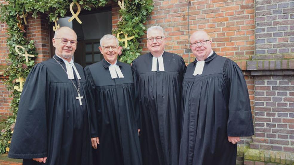 Arend de Vries verabschiedete Gerd Bohlen aus seinem Dienst als Superintendent des Kirchenkreises Rhauderfehn. In der Vakanzzeit führen Martin Sundermann und Pastor Heino Dirks (von links) die Amtsgeschäfte weiter. © Foto: Hannegreth Grundmann