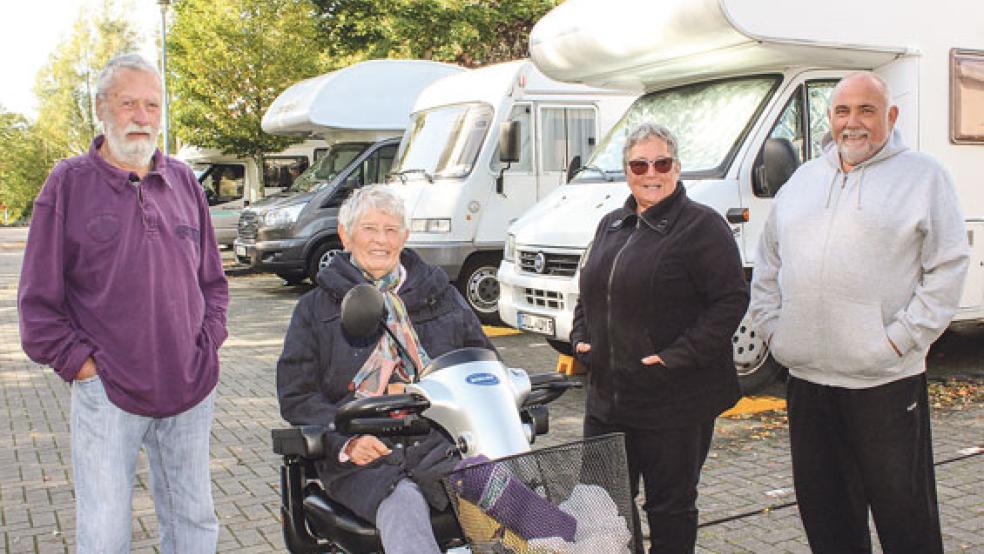 Zu Gast in Weener wegen der Schiffsüberführung: Heinrich und Sabine Dirks sowie Gabriele und Erwin Süsselin. © Fotos: Berents
