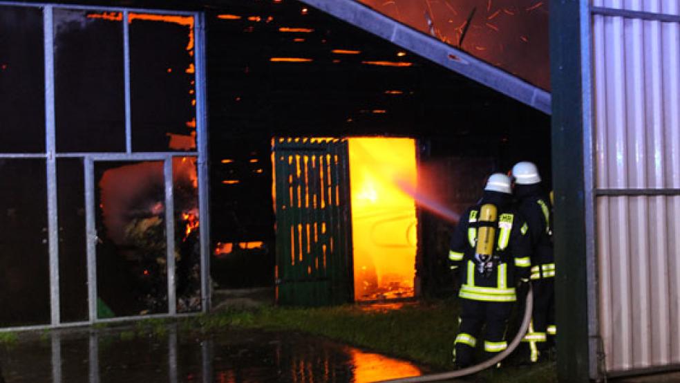 Die Flammen schlugen beim Eintreffen der ersten Einsatzkräfte bereits meterhoch aus Türen und Fenstern der landwirtschaftlichen Halle. © Foto: Kreisfeuerwehr Aurich