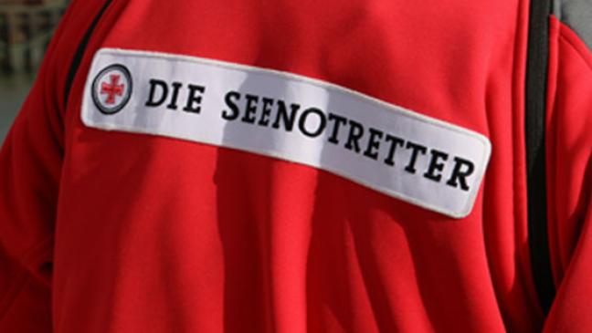 Seenotretter helfen verletztem Segler