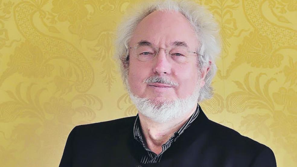 Hans-Georg Kramer mit seiner Diskantviole. © Foto: privat