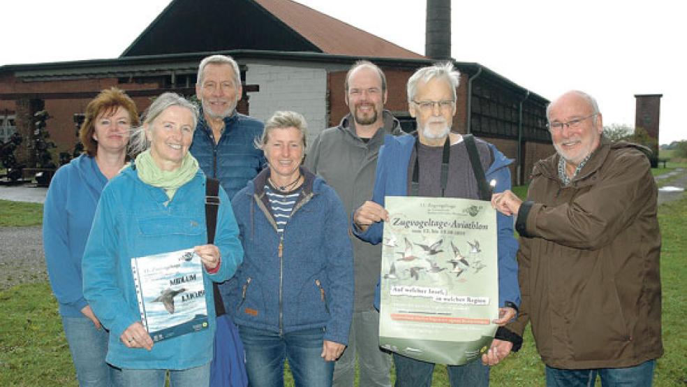 Vor dem Ziegeleimuseum in Midlum: Elke Dirks (Vorsitzende des NABU-Regionalverbands), Agnes Ratering (NABU Rheiderland), Wilfried Voß, Carola Bergmans (beide Ziegeleiverein), Jan Schürings (NABU-Regionalgeschäftsführer), Franz Kok und Manfred Niemöller (beide NABU Rheiderland, von links) freuen sich auf die »Zugvogeltage«. © Foto: Szyska