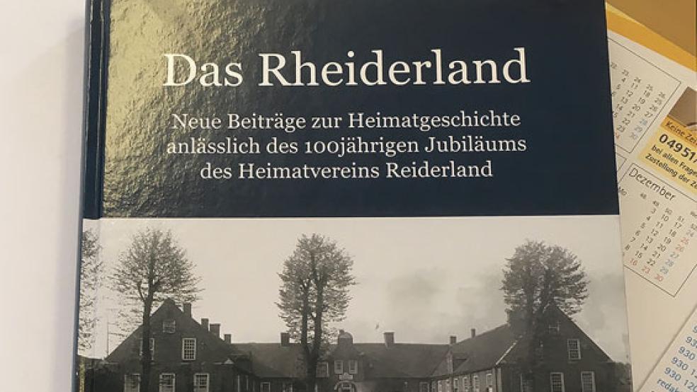 »Das Rheiderland« enthält Beiträge zur Heimatgeschichte. © Foto: Hoegen