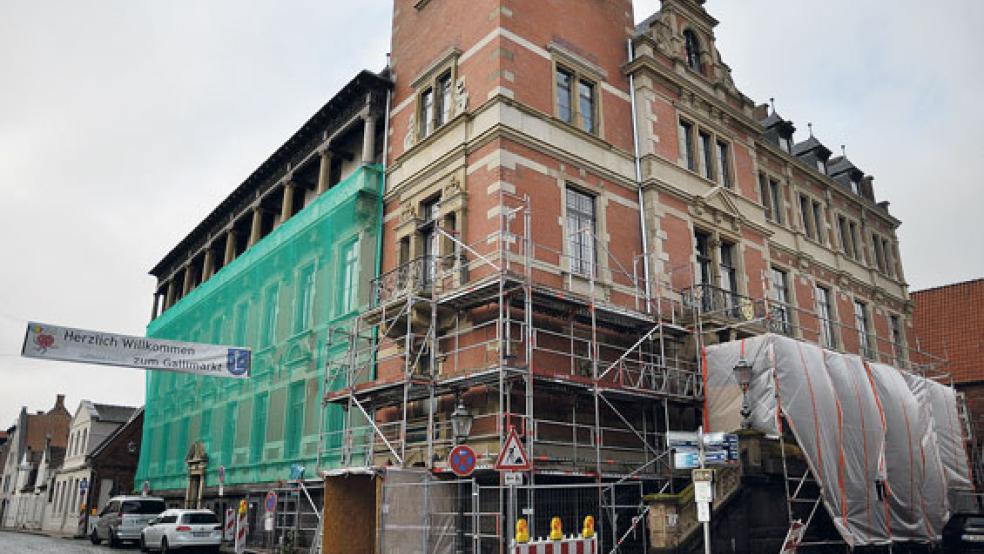 Das Netz an der Fassade des historischen Rathauses in Leer soll Schutz vor herabfallenden Teilen bieten. Das Gerüst wird bis zur Gallimarkt-Eröffnung entfernt. © Foto: Wolters