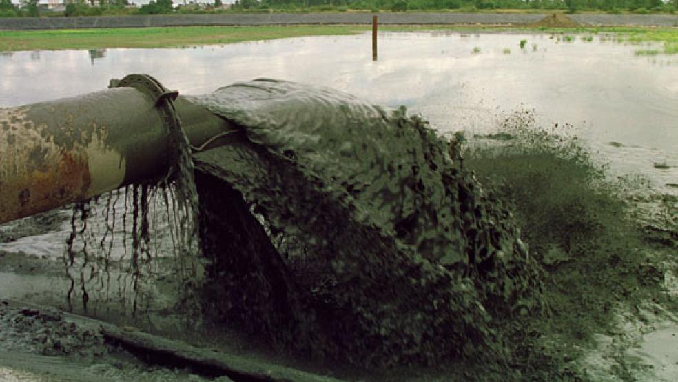 Die Verfahren für die Einspülung von Emsschlick in Gewässer kommen auf den Prüfstand, nachdem Bestimmungen nicht eingehalten wurden. © Symbolfoto: Ingo Wagner (dpa)
