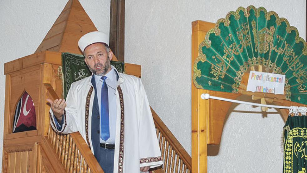 Von der Predigtkanzel (Minber) spricht Imam Yasar Yigit vor jedem Freitagsgebet zu den Gläubigen. Die Vorbeter kommen Atalay zufolge für fünf Jahre in eine Gemeinde und unterstehen den Weisungen des jeweiligen Vorstandes. © Foto: Gerd Schade