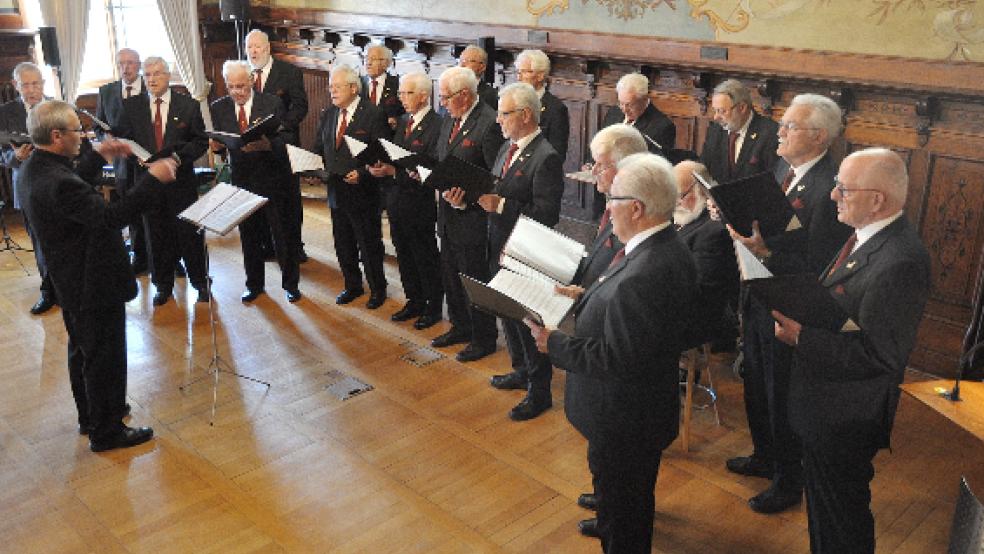 Der Chor Euterpe sang im historischen Rathaussaal der Stadt Leer. © Wolters