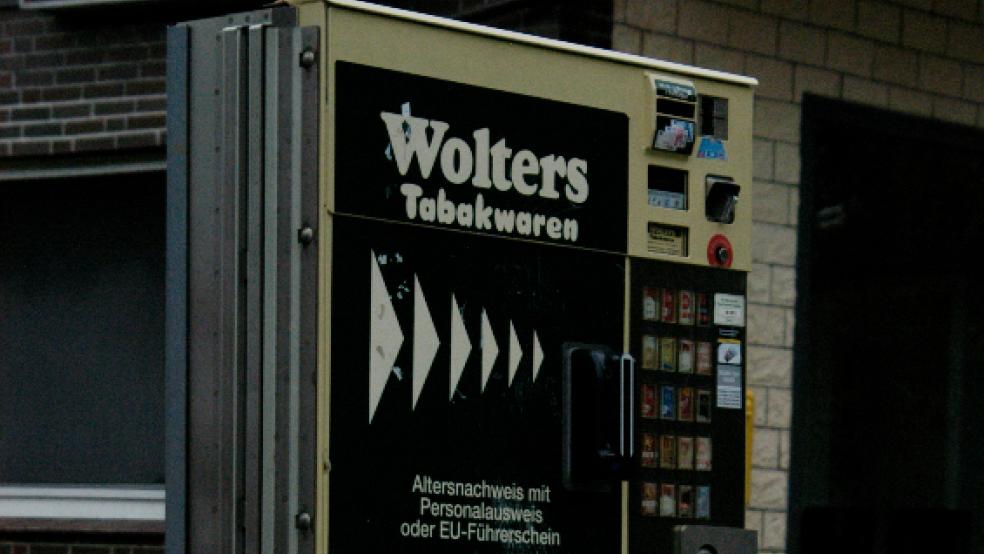 Diesen Automaten in Höhe der Pizzeria an der Hauptstraße 83 in Stapelmoor ließen die Diebe stehen. © Hoegen