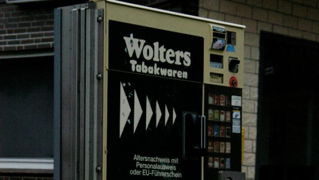 Vier Männer stehlen Zigarettenautomaten