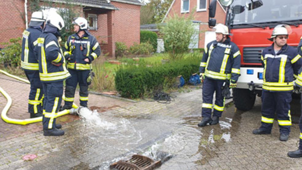 Die Feuerwehr pumpte in Leer-Loga heute einen Haus-Keller leer. © Foto: Loger