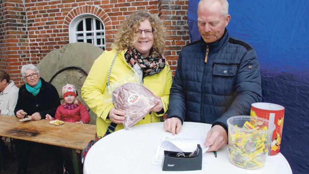 Auf »4850 Gramm« schätzte Ilona Wilbers aus Tichelwarf das Gewicht des Schinkens, dessen tatsächliches Gewicht nur Stefan Sinning vom Mühlenverein kennt.  © Fotos: Kuper