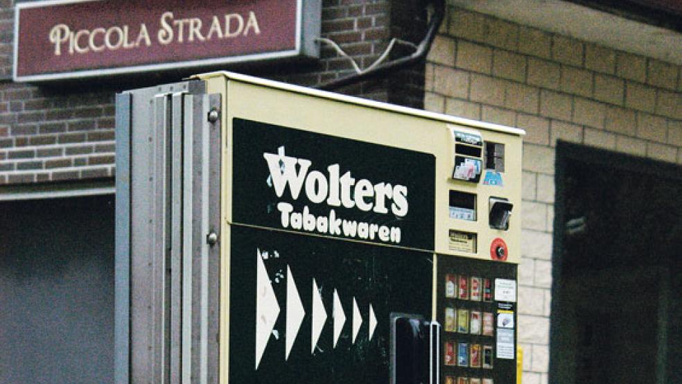 Diesen Automaten in Höhe der Pizzeria an der Hauptstraße 83 in Stapelmoor ließen die Diebe stehen.  © Foto: Hoegen