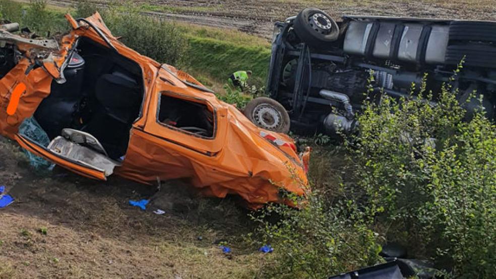 An der Unfallstelle bot sich ein Bild der Verwüstung. © Foto: Polizei