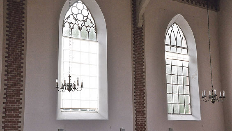 Bei einem Runden Tisch in der Kirche in Ditzumerverlaat wurde gestern Nachmittag auch über die undichten und historischen Fenster gesprochen. Es besteht Handlungsbedarf.  © Foto: Boelmann