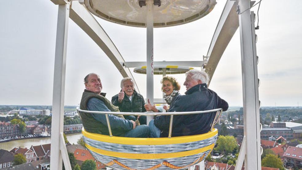 Probefahrt im Riesenrad: Klaus Albers, Johnny Eden, Bürgermeisterin Beatrix Kuhl und Karl-Heinz Langenscheidt (von links) freuen sich schon auf die Gallimarkt-Eröffnung. © Foto: Ammernann