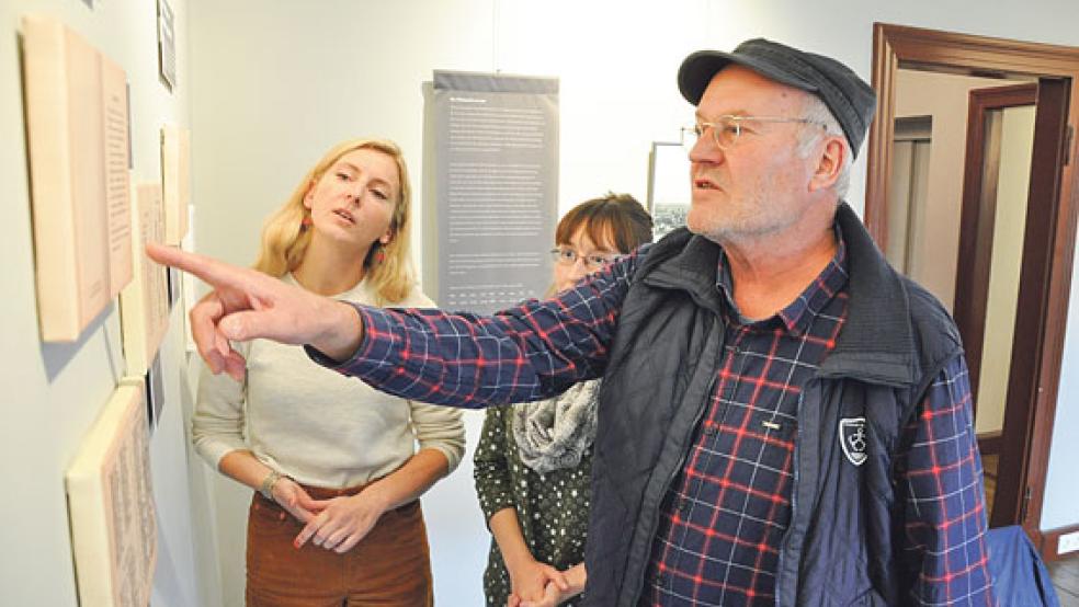 Stellten die Ausstellung in der Ehemaligen Jüdischen Schule in Leer vor (von links): Christin Sommerfeld (Wissenschaftliche Leiterin der Ehemaligen Jüdischen Schule Leer), Anna-Lena Wessels (Freiwilliges Soziales Jahr) und Prof. Dr. Klaus Siewert (Sprachwissenschaftler und Buchautor).  © Foto: Boelmann