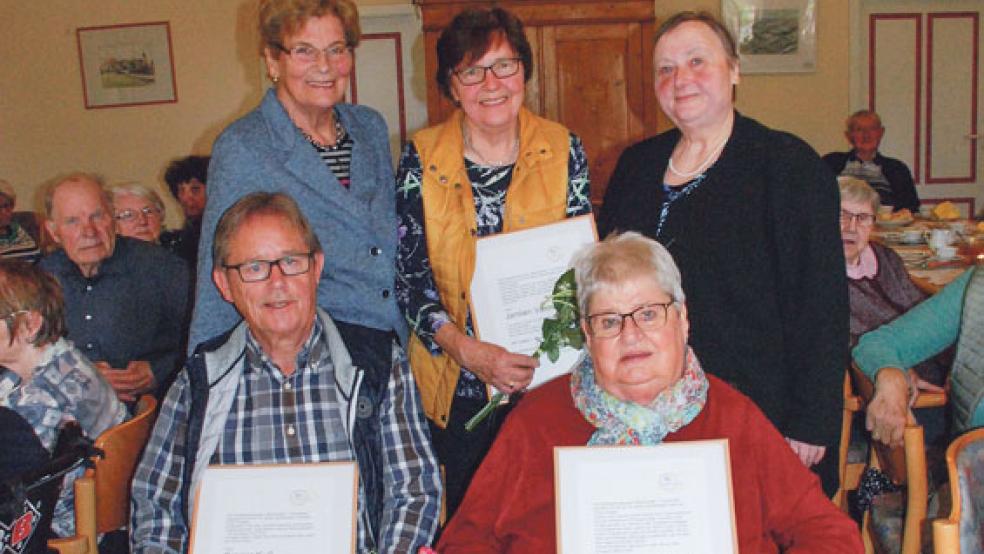 Präsente, Urkunden und Blumen zum Abschied erhielten (von links) Günther Kuß (Leer), Jantien Vennegeerts (Bunde) und Juliane Glyschewski (Leer), überreicht durch Annita Gelder (links) und Erika Appel von der Leitung der Rheiderländer Regionalgruppe »Miteinander – Füreinander« © Foto: Kuper