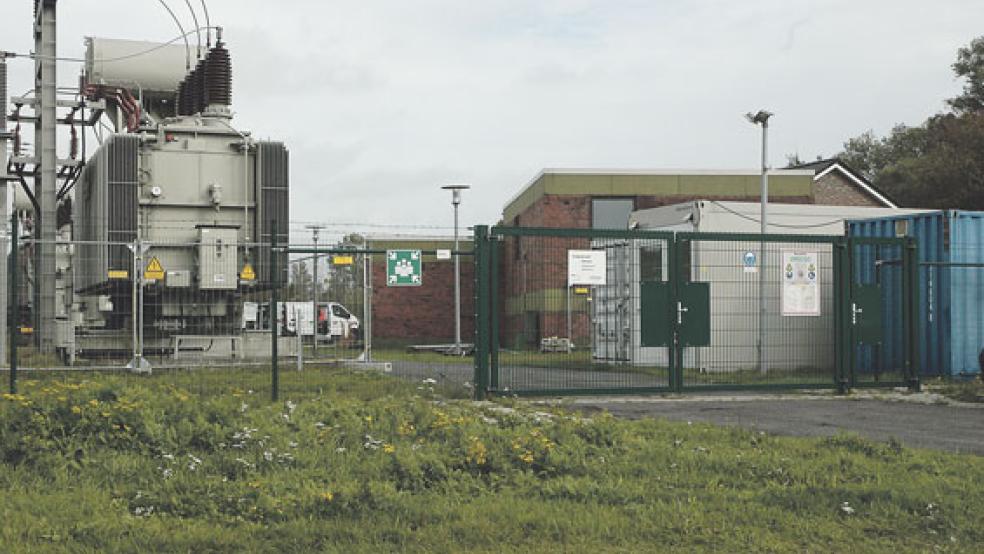 Im Umspannwerk an der Einmündung zur Industriestraße in Weener wird derzeit der Abriss des alten Betriebsgebäudes vorbereitet. © Foto: Szyska