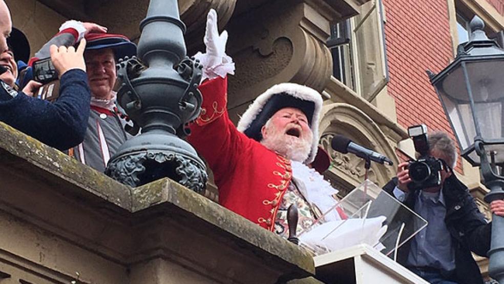 Ausrufer Trevor Heeks grüßt von der Rathaustreppe in Leer zum Gallimarkt. © Foto: Boelmann