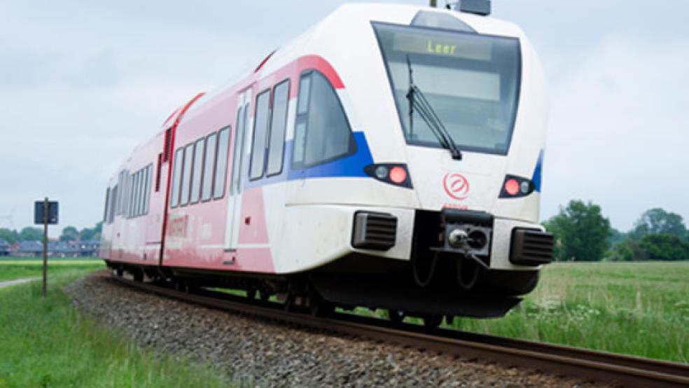 Die Züge auf der Bahnstrecke zwischen Groningen und Leer - hier ein »Arriva«-Zug bei Bunde - sollen bis Ende 2030 alle zwei Stunden verkehren. © Foto: Hanken