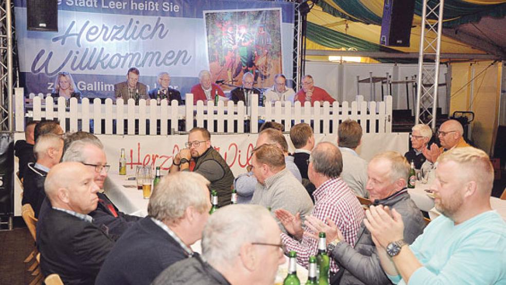 Karl-Heinz Langenscheidt (dritter von links) erläutert auf der Versammlung der Schausteller des Gallimarktes Richtlinien und Regularien des Marktes. So erinnerte er unter anderem daran, dass mit Blick auf die Nachtruhe nach Marktschluss keine Partys stattfinden sollten. © Foto: Wolters