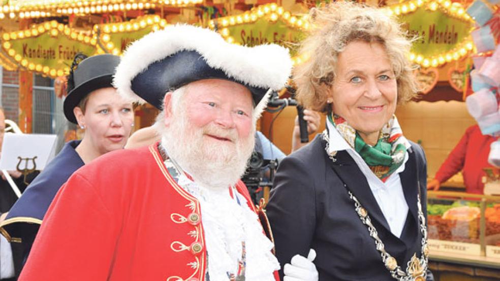 Untergehakt: Ausrufer Trevor Heeks aus Trowbridge und Bürgermeisterin Beatrix Kuhl nach der Eröffnung auf dem Weg ins Festzelt.  © Foto: Boelmann