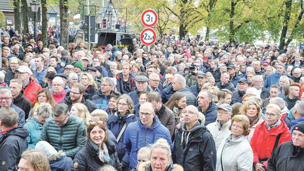 Hunderte Schaulustige - darunter auch zahlreiche Rheiderländer - versammelten sich zur offiziellen Eröffnung in der Rathausstraße und der Königsstraße vor dem Rathaus. © Boelmann