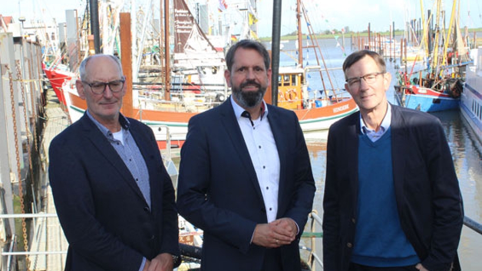 Niedersachsens Umweltminister Olaf Lies (Mitte) informierte heute zusammen mit Meint Hensmann (links) und Willem Berlin (rechts) über das Schlick-Projekt. © Foto: Berents