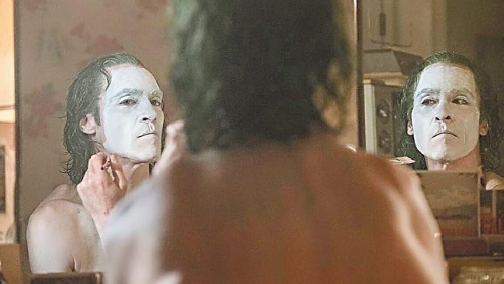 Es reicht: Irgendwann hat Arthur Fleck (Joaquin Phoenix) es satt, ständig gedemütigt zu werden und schlägt zurück. © Foto: Warner Bros