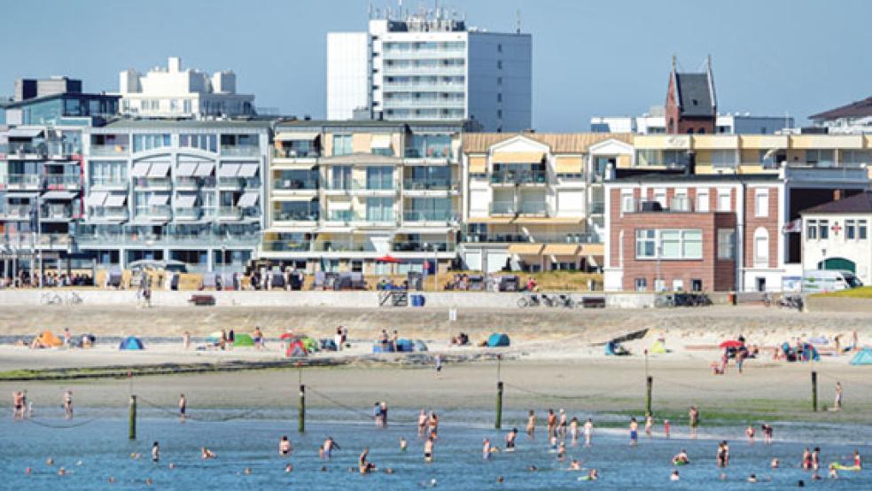 Die meisten Wohnungen sind für die Gäste reserviert: Blick auf die Promenade von Norderney. © Foto: Dittrich (dpa)