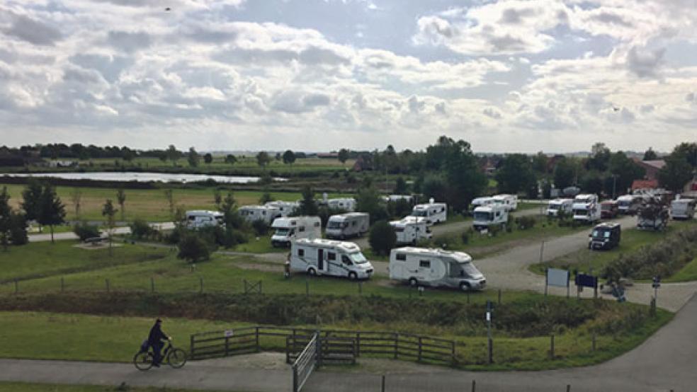 Der kommunale Wohnmobilstellplatz in Ditzum für maximal 54 Fahrzeuge ist nach Auskunft der Gemeinde Jemgum im Landkreis Leer der meistbesuchte Platz, wo es bis Ende September diesen Jahres ungefähr 9000 Fahrzeuge und knapp 20.000 Übernachtungen gab.  © Foto: Kuper