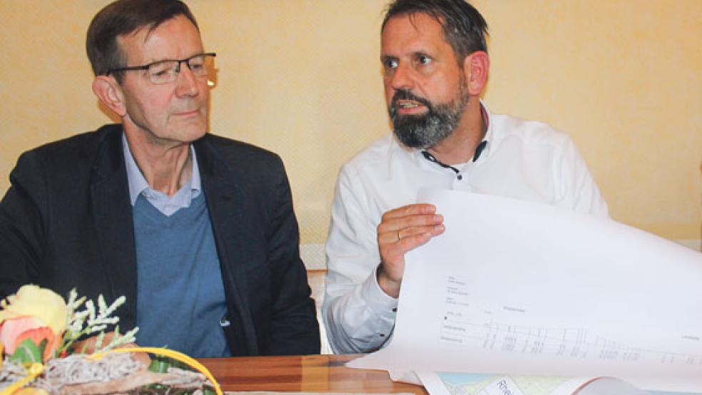 Umweltminister Olaf Lies (links) verdeutlichte die Höhenunterschiede zwischen Deichvor- und Hinterland. © Foto: Berents